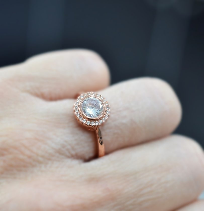 Ασημένιο μονόπετρο δαχτυλίδι με λευκά ζιργκόν και ροζ επιμετάλλωση.