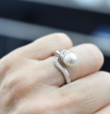 Ασημένιο δαχτυλίδι με μαργαριτάρι.