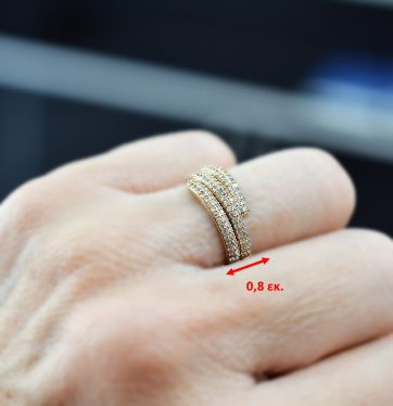 Ασημένιο δαχτυλίδι σε χρυσή επιμετάλλωση με λευκές πέτρες.