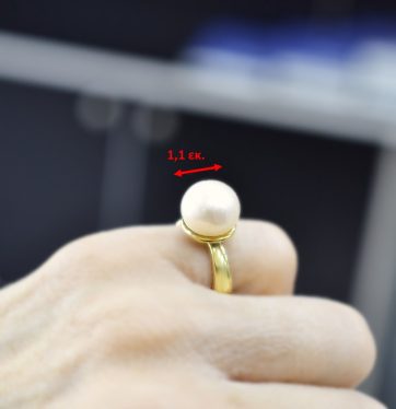 Ασημένιο δαχτυλίδι σε χρυσή επιμετάλλωση με μεγάλο μαργαριτάρι.