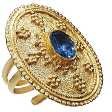 χειροποίητο ασημένιο δαχτυλίδι με επιχρύσωση με ανάγλυφα σώμα και μπλε πέτρα με ανοιχτή γάμπα