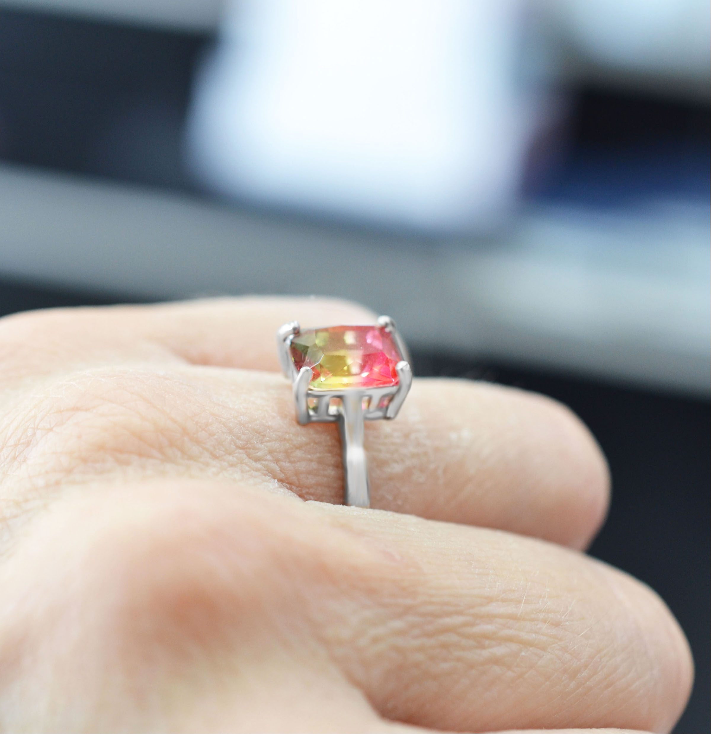 TL99-R91078-ashmenio-daxtilidi2 Ασημένιο δαχτυλίδι 925° με πολύχρωμη ορθογώνια πέτρα.