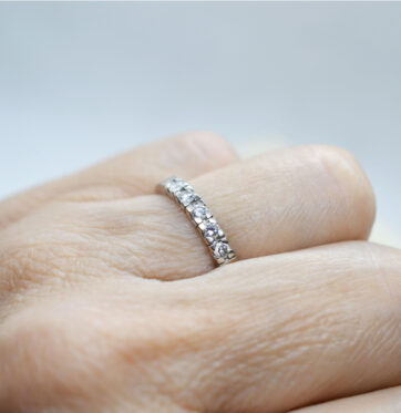 Λευκόχρυσο δαχτυλίδι σειρέ με ζιργκόν πέτρες.