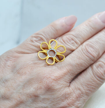 Χρυσό χειροποίητο δαχτυλίδι σε σχέδιο μαργαρίτα.