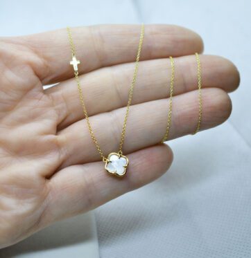 Χρυσό κολιέ με μοτίφ τύπου Van Cleef και πλαϊνό σταυρουδάκι.