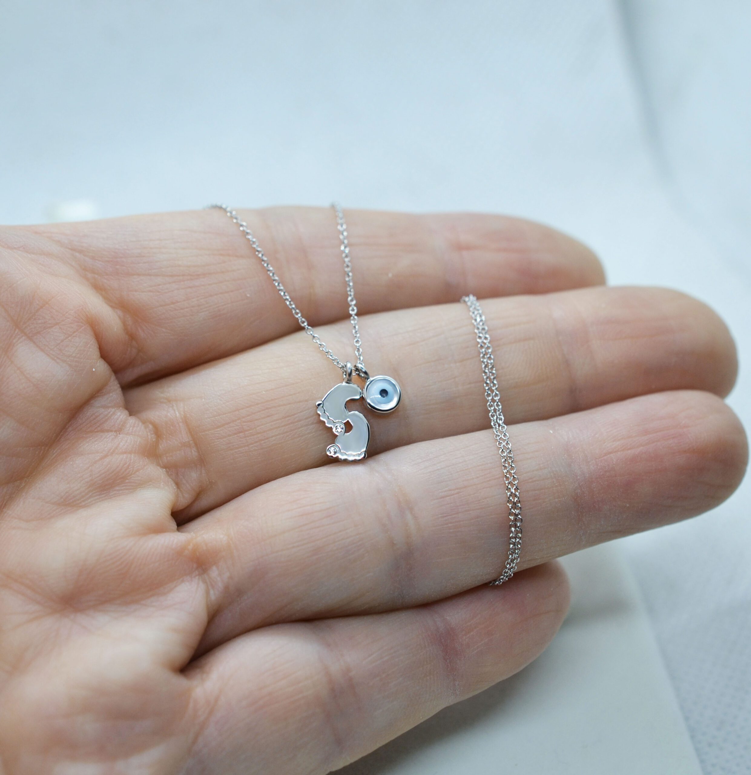 P22K9-leukoxruso-kolie2 Λευκόχρυσο κολιέ με μοτίφ πατουσάκια και ματάκι.