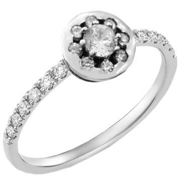 Ασημένιο δαχτυλίδι με λευκές ζιργκόν πέτρες.