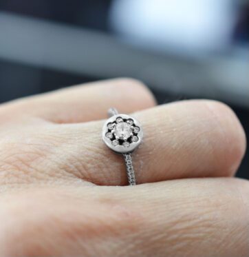 Ασημένιο δαχτυλίδι με λευκές ζιργκόν πέτρες.