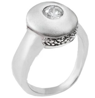 Ασημένιο δαχτυλίδι σε διπλή υφή λουστρέ και σαγρέ με λευκές πέτρες.