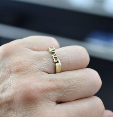 Ασημένιο δαχτυλίδι Love με χρυσή επιμετάλλωση.