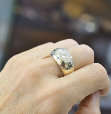 Ένα υπέροχο χειροποίητο σφυρήλατο ασημένιο δαχτυλίδι.