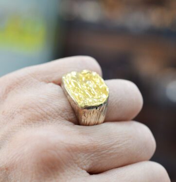 Ένα υπέροχο χειροποίητο σφυρήλατο ασημένιο δαχτυλίδι επιχρυσωμένο στο μισό μέρος του.