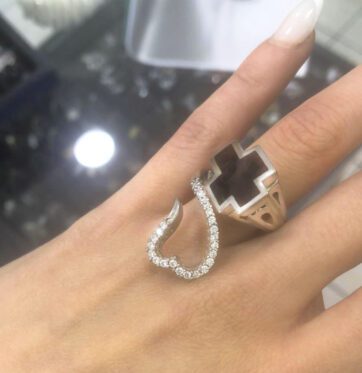 Ασημένιο μεγάλο δαχτυλίδι με σταυρό με μαύρο σμάλτο και καρδιά με πέτρες.