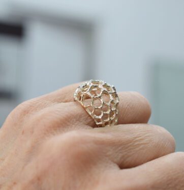 Ασημένιο μεγάλο μπομπέ δαχτυλίδι με δαντελωτό σχέδιο.