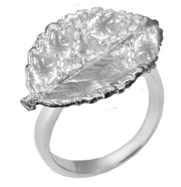 Ασημένιο δαχτυλίδι με ανάγλυφο φύλλο.