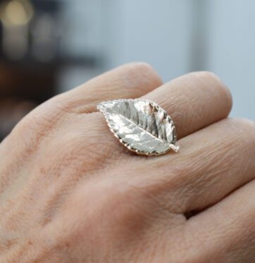 Ασημένιο δαχτυλίδι με ανάγλυφο φύλλο.