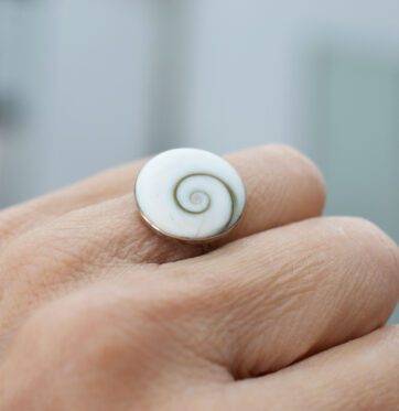 Ασημένιο δαχτυλίδι με σπιράλ κοχύλι.