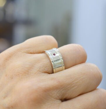 Ασημένιο δαχτυλίδι φαρδιά βέρα με μικρή φούξια πέτρα.