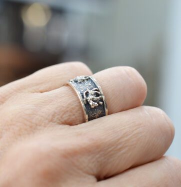 Ασημένιο πατιναρισμένο δαχτυλίδι με ανάγλυφα σχέδια.