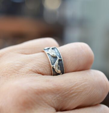 Ασημένιο πατιναρισμένο δαχτυλίδι με ανάγλυφα σχέδια.