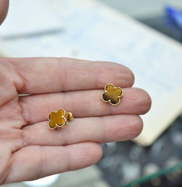 Ασημένια σκουλαρίκια τύπου Van Cleef με επιχρύσωση.