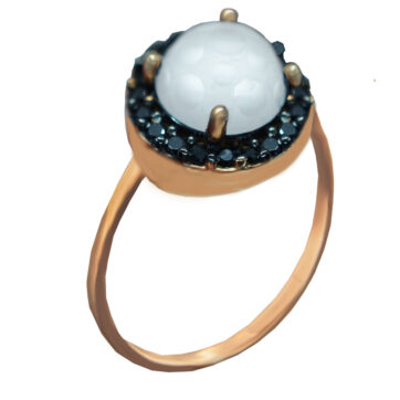 Ροζ χρυσό δαχτυλίδι με blue-black ζιργκόν πέτρες και κεντρική ανάγλυφη πέτρα στο χρώμα του πάγου.