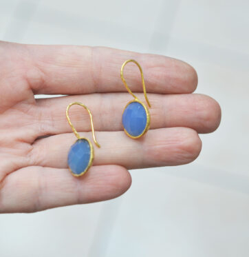 Ασημένια σκουλαρίκια με επιχρύσωση και μεγάλες ραφ μπλε πέτρες.