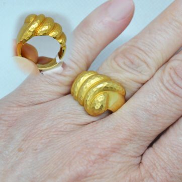 Χρυσό χειροποίητο φαρδύ δαχτυλίδι σφηρύλατο.
