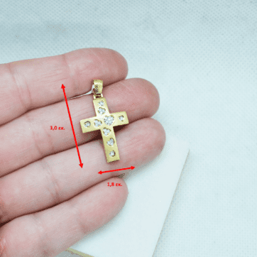Χρυσός βαπτιστικός σταυρός με σχέδια καρδιές με λευκές ζιργκόν πέτρες μαζί με αλυσίδα.