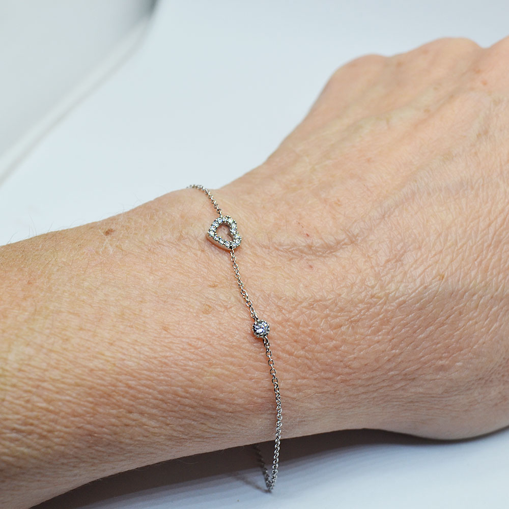 BR19856-xruso-vraxioli2 Λευκόχρυση αλυσίδα χεριού με καρδιά με λευκές πέτρες.