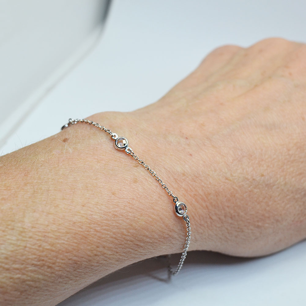 BR19857-leukoxruso-vraxioli2 Λευκόχρυση αλυσίδα χεριού με λευκές πέτρες.