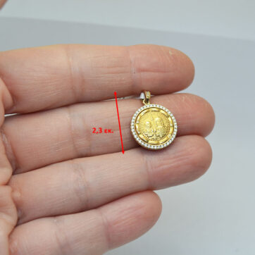 Χρυσό κωνσταντινάτο με ανάγλυφα σχέδια και διασκοσμημένο με λευκές ζιργκόν πέτρες.